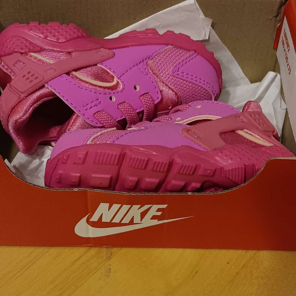Nike Pink Huarache Run 4c NWT NIB - Picture 2 of 5